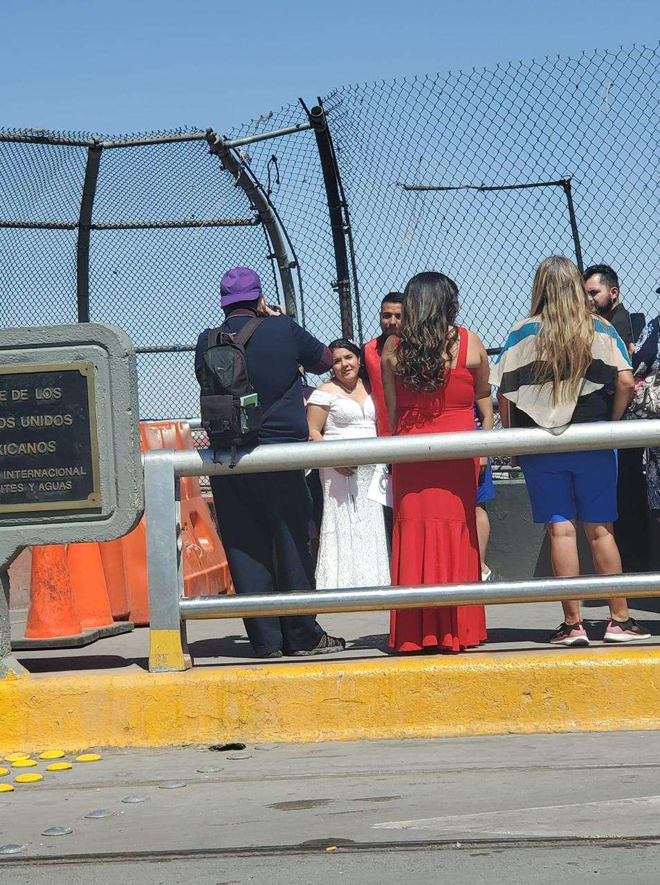 Se viralizan novios al tomarse fotos en puente de Juárez y El Paso 