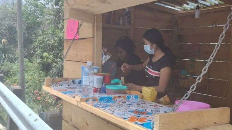 Ahorró dinero de su beca de amlo y ahora emprendió un negocio de raspados