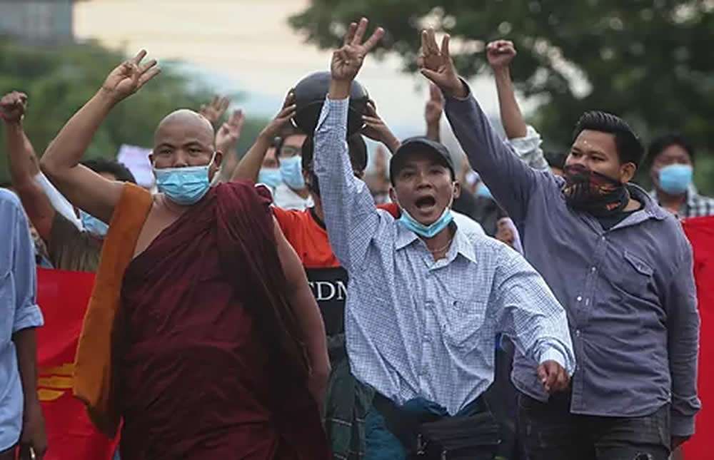 Mata paquete bomba a cinco en birmania 