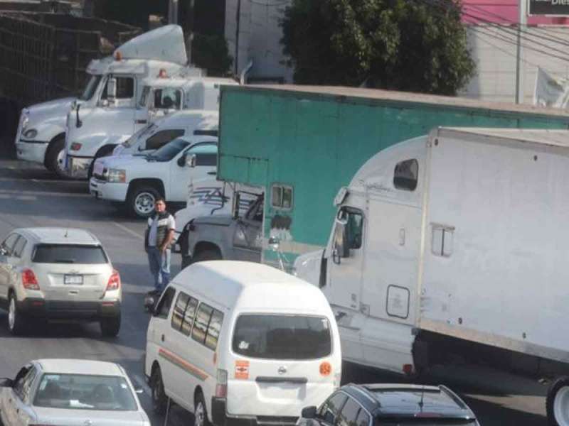 Denuncian transportistas extorsiones de policías en edomex