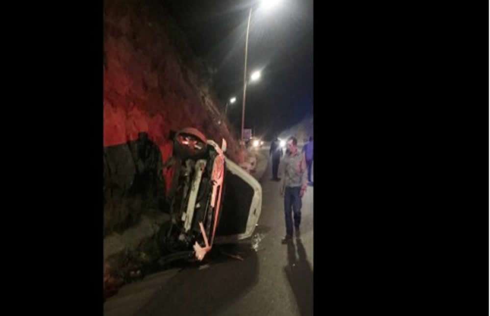 Deja semivolcadura conductor lesionado en parral