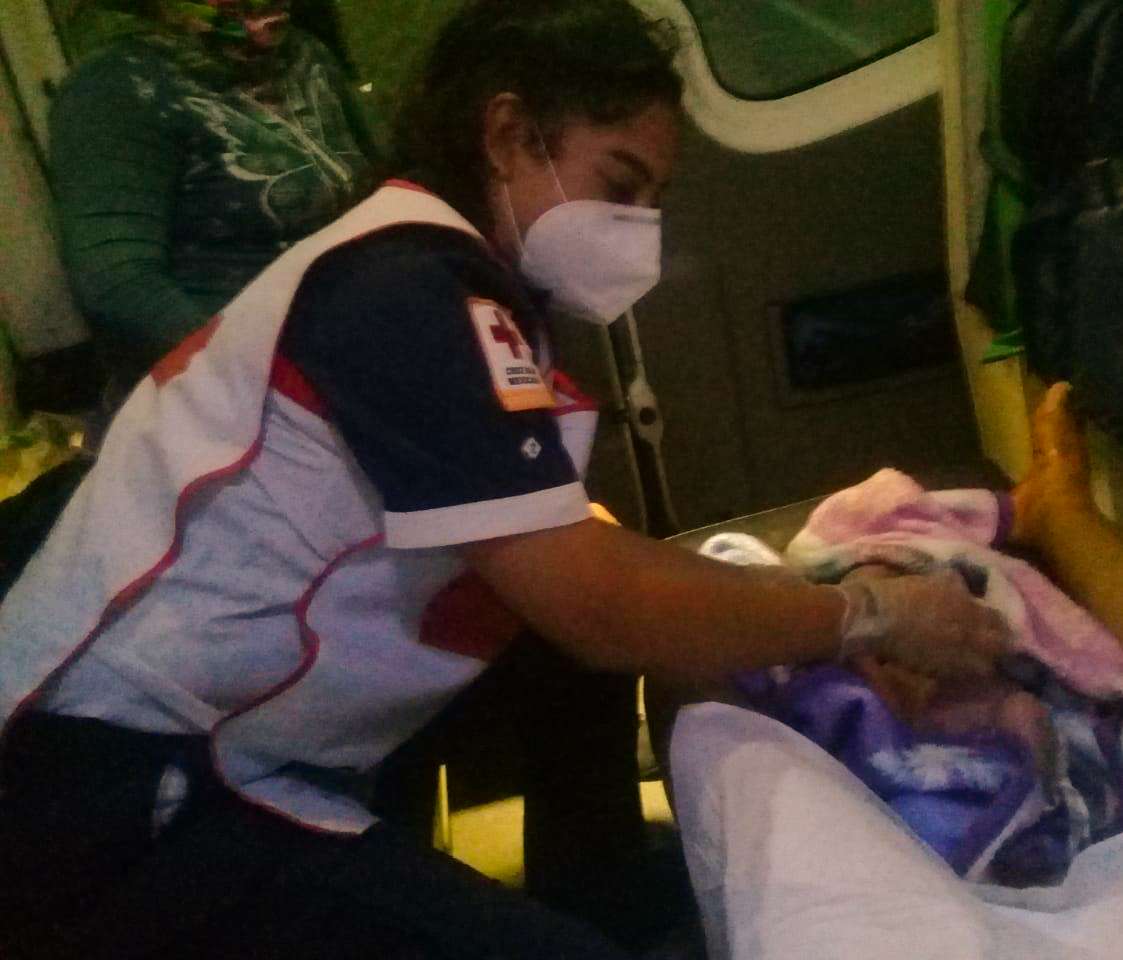 Ayudan paramédicos de cruz roja a dar a luz a un niño en ambulancia