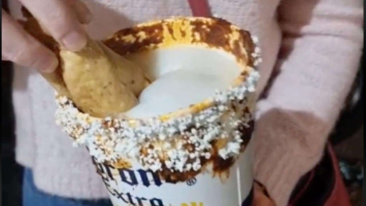 Causan polémica las micheladas con mole y flautas de pollo