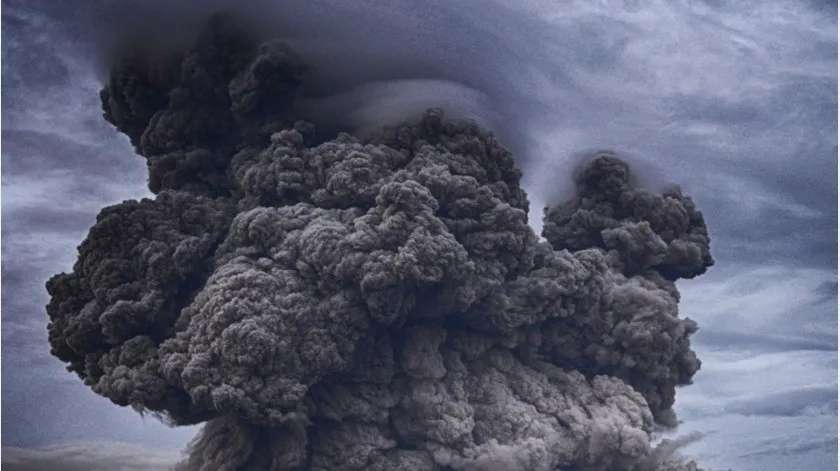 Expulsa volcán rocas y gran nube de cenizas en italia