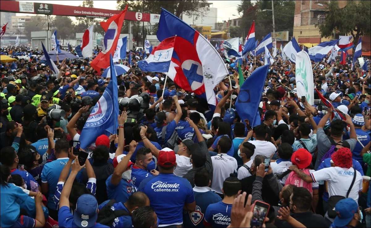 Recibe caravana de aficionados al cruz azul en el estadio azteca