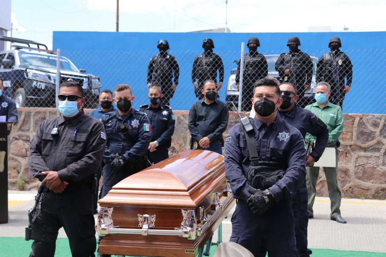 Despiden con honores al oficial josé guadalupe zuñiga banda La Opción de Chihuahua