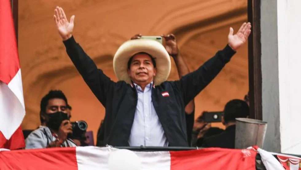 Se convierte pedro castillo en virtual presidente electo en perú