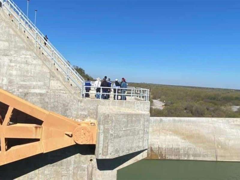 Arrastra corriente de presa a niños; sobreviven por usar salvavidas