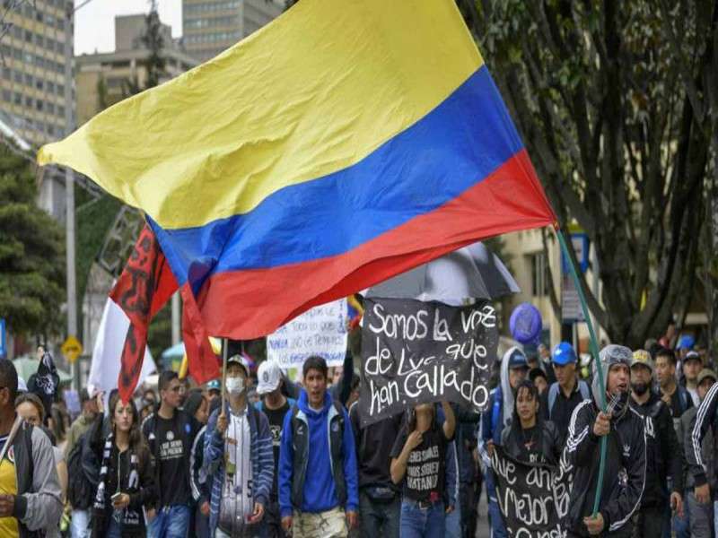 Reportan un muerto y cientos de heridos durante protestas en colombia