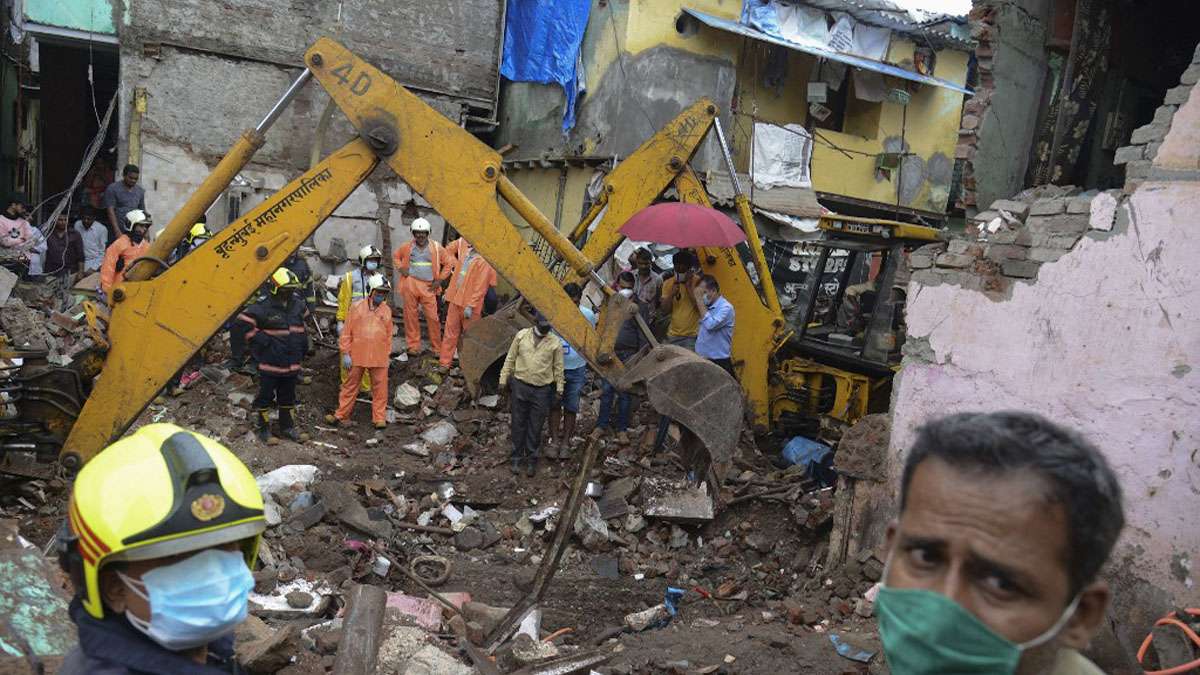Deja 11 muertos derrumbe de edificio habitacional en india
