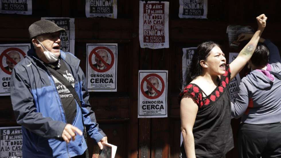 Protestan en casa del expresidente echeverría a 50 años del halconazo