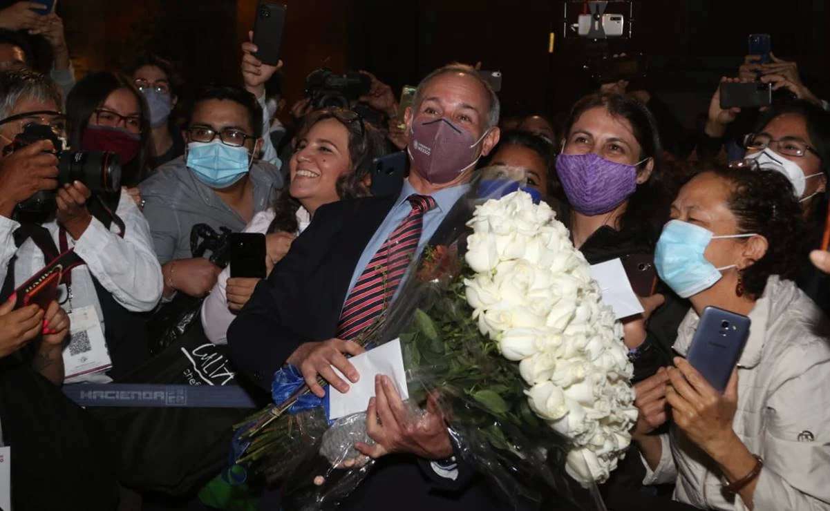 Mariachis, flores y pastel para gatell en última conferencia covid