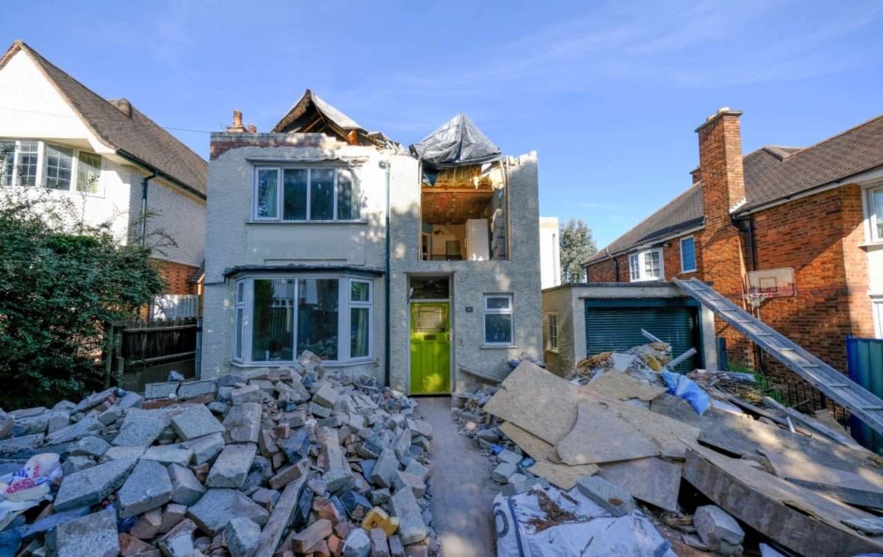 Albañil destruye la casa que remodeló tras discutir sobre el pago con el dueño