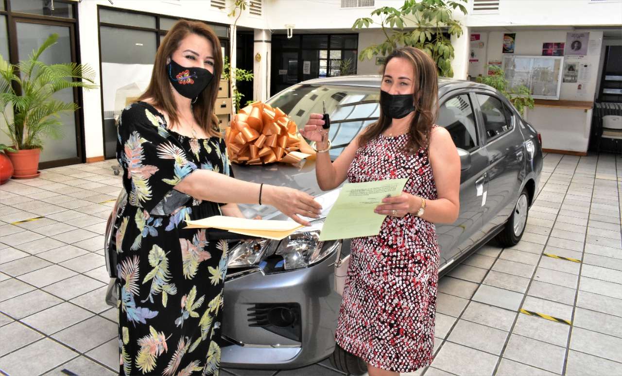 Entregan automóvil a ganadora de la rifa del impuesto predial
