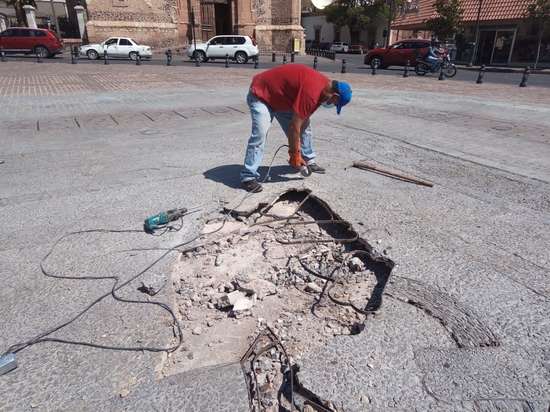 Reparan escudo de la plaza de la identidad 