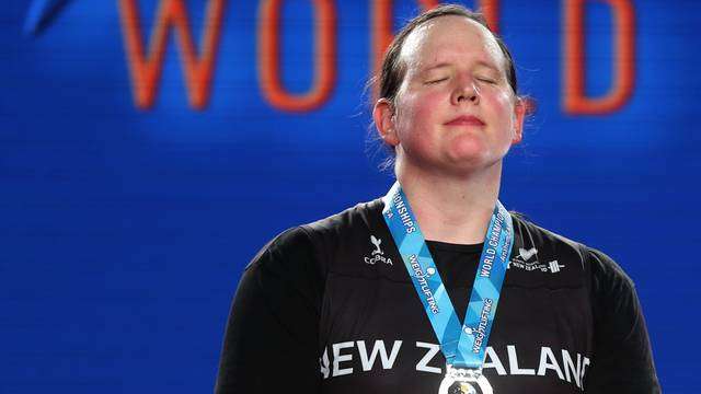 Mujer transgénero competirá en levantamiento de pesas en tokio 2020
