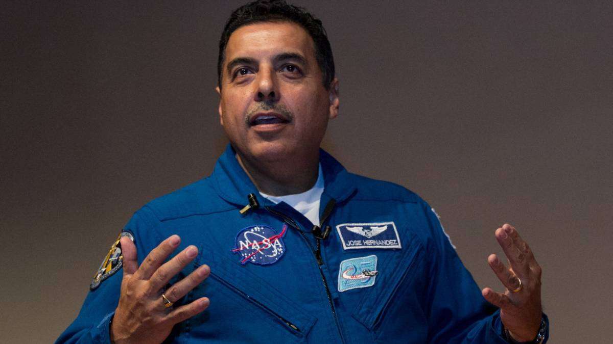 Roban estatua de astronauta josé hernández moreno en edomex