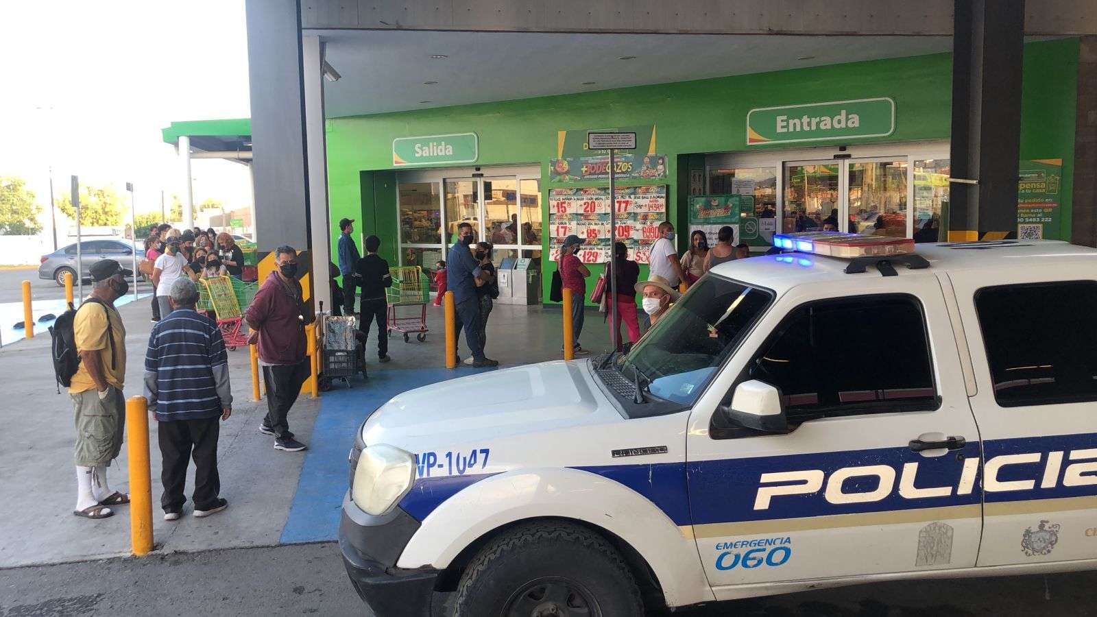 Sorprenden a dos robando en bodega aurrera | La Opción de Chihuahua
