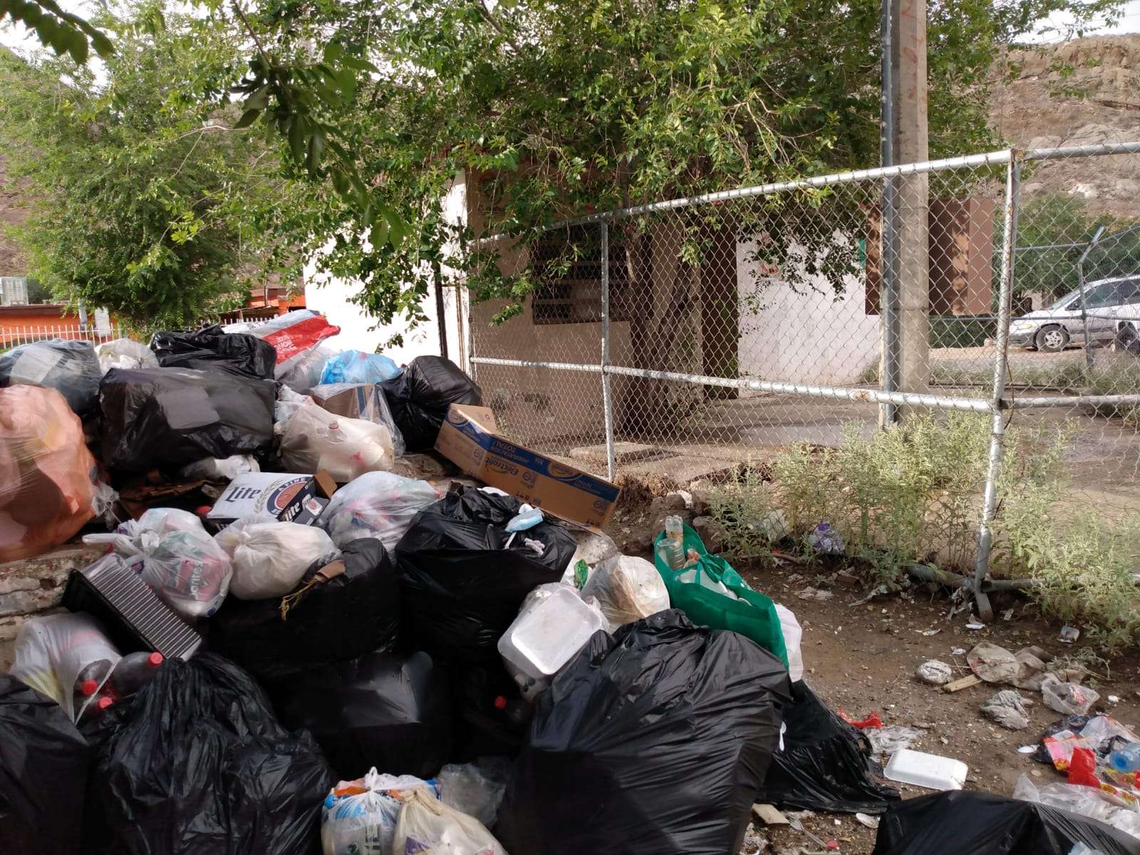 Pozo De Agua De La Jmas Convertida En Tiradero De Basura En La López 