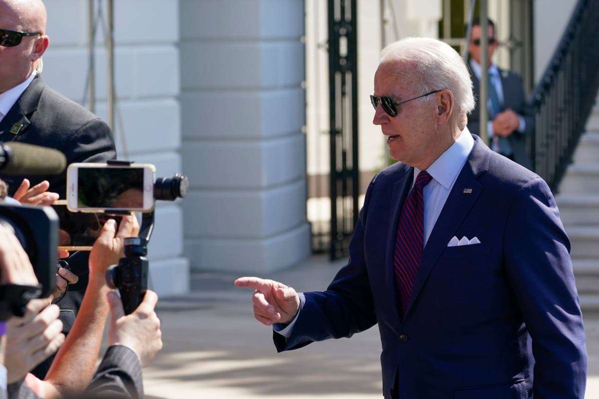 Visita biden a familiares de víctimas del derrumbe en miami