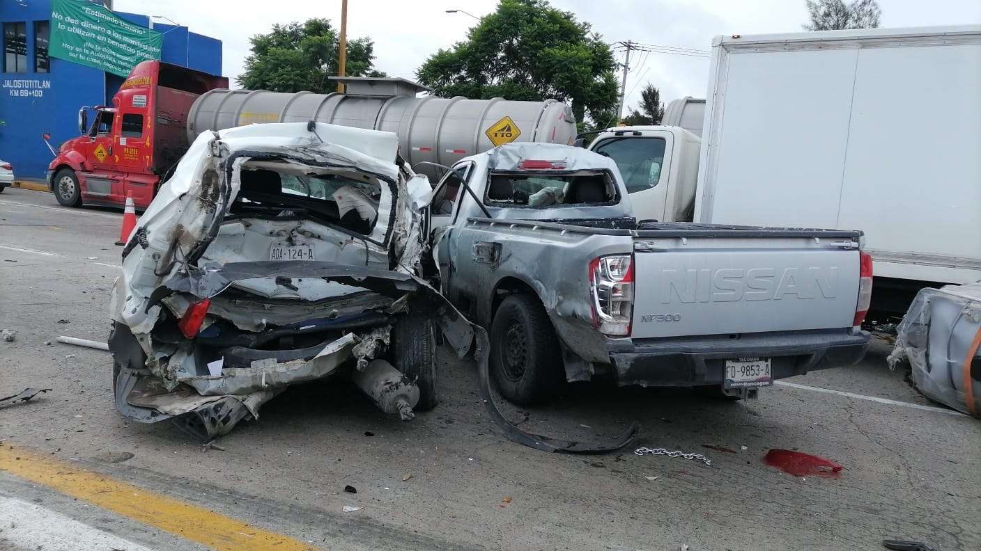 Captan Momento En Que Tráiler Embiste A Tsuru En Caseta; Accidente Deja ...