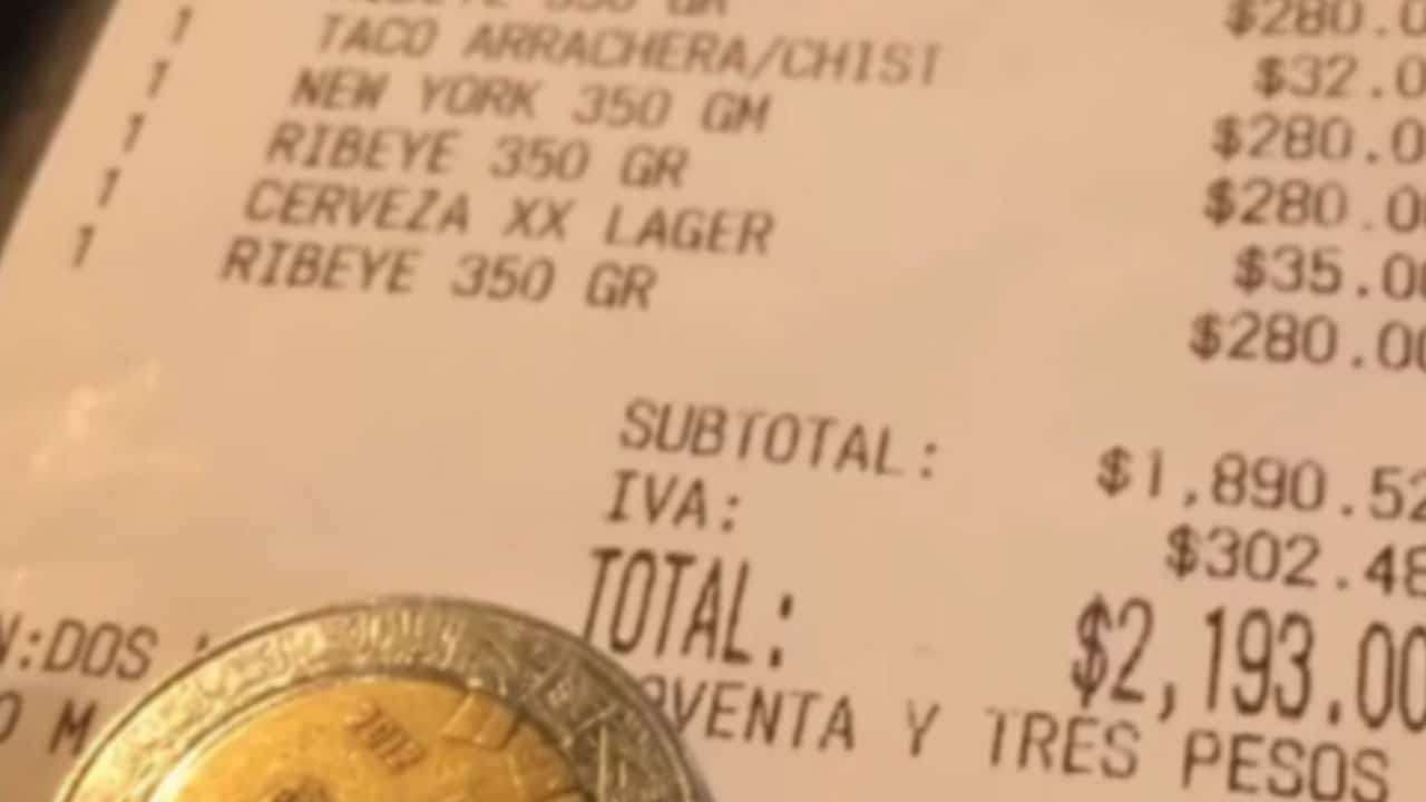 Mesero exhibe propina de 7 pesos en un restaurante; la cuenta fue de más de 2,000