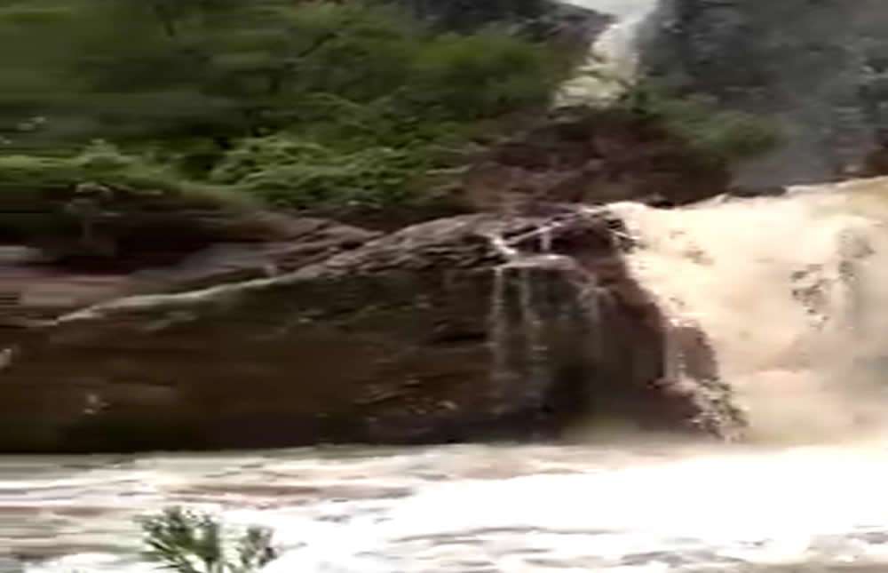 Captan gran caída de agua de la cascada velo de novia en témoris