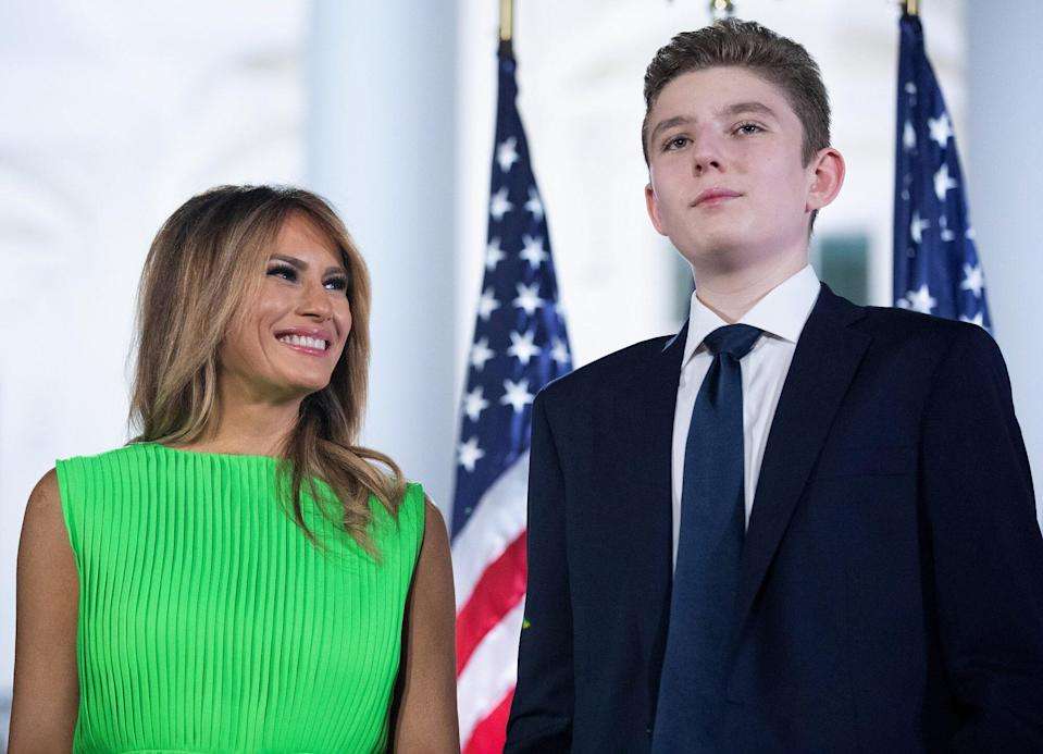 Sorprende foto de barron trump por su estatura a sus 15 años