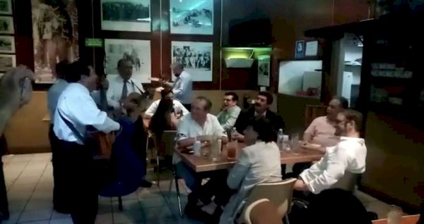 Captan sin susana distancia a corral cantando y bebiendo en la antigua paz  | La Opción de Chihuahua