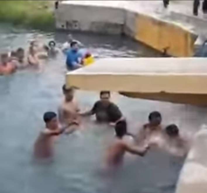 VIDEO: riña en el agua en balneario ojo de dolores de jiménez