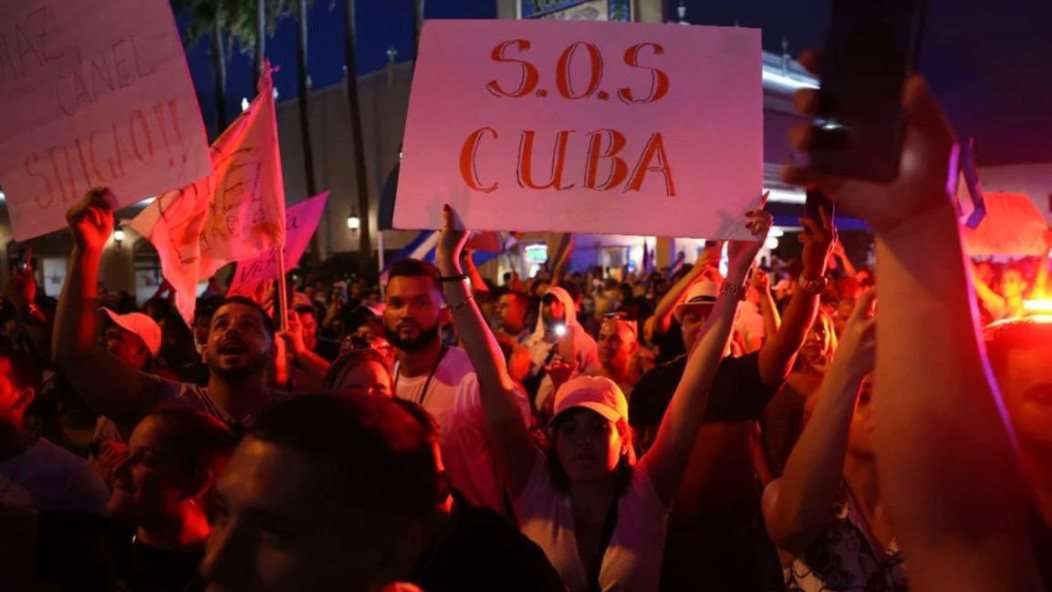 Toman manifestantes estación de policía en cuba