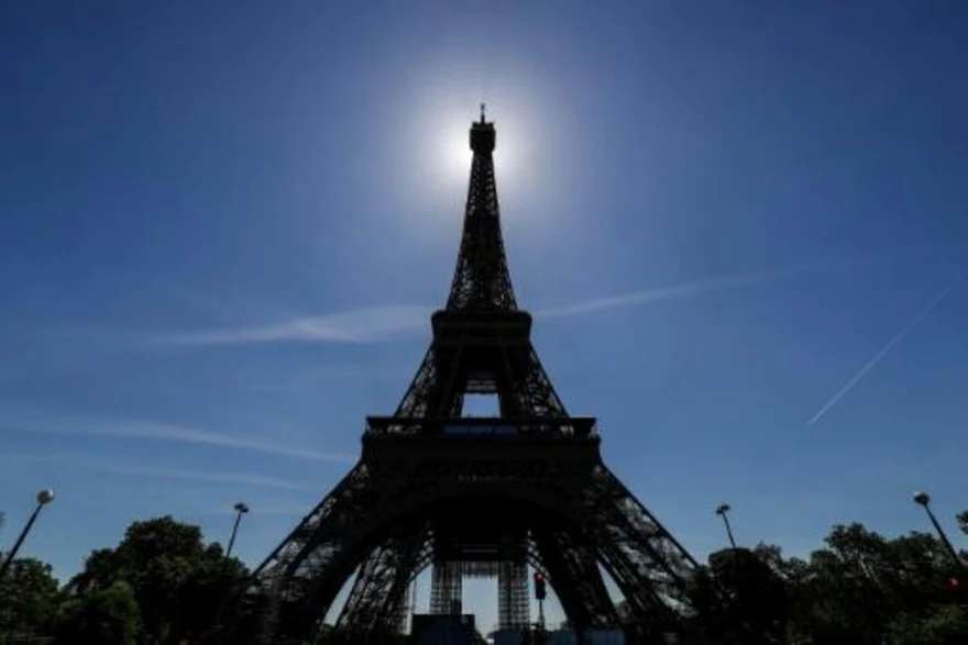 Abren torre eiffel después de nueve meses