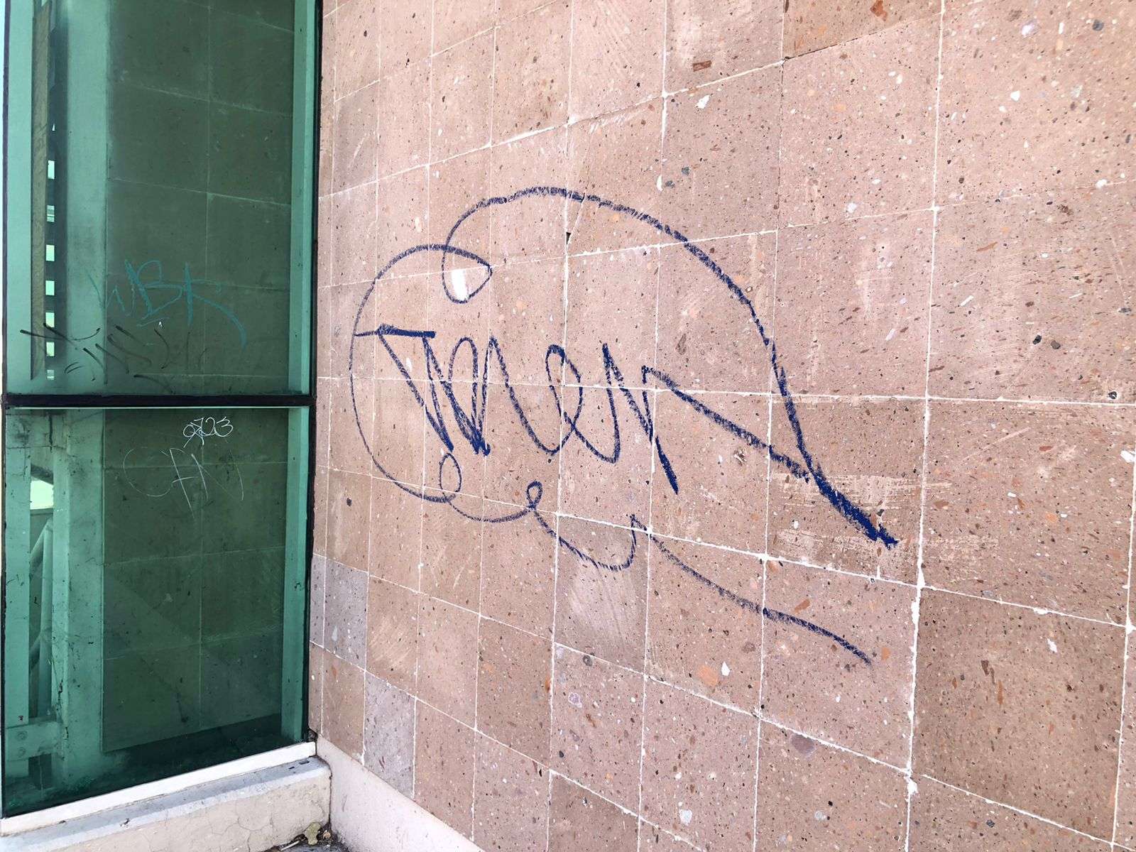 Denuncian inmuebles grafiteados en el centro histórico | La Opción de ...