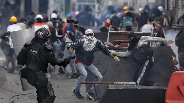 Dejan protestas en colombia 22 detenidos y 21 policías heridos