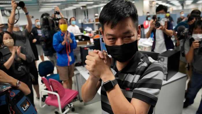 Detienen a otro exdirectivo del apple daily en hong kong