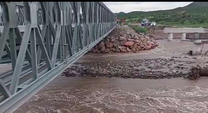 VIDEO: Puente provisional a punto de caer en carretera parral-durango