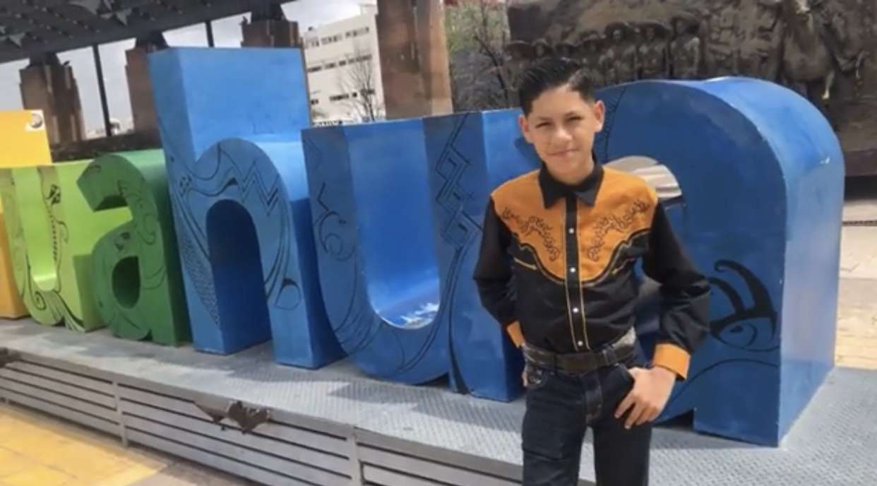 Pasea por el centro ángel galván, ex finalista de la voz kids