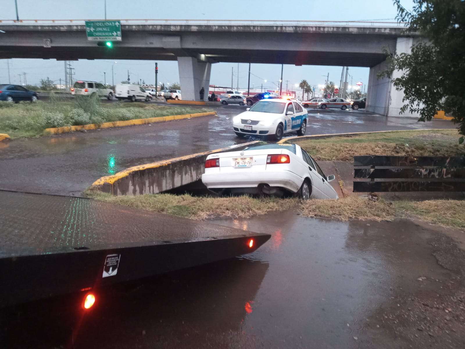 Cae adulto mayor con auto a canal de cielo vista | La Opción de Chihuahua