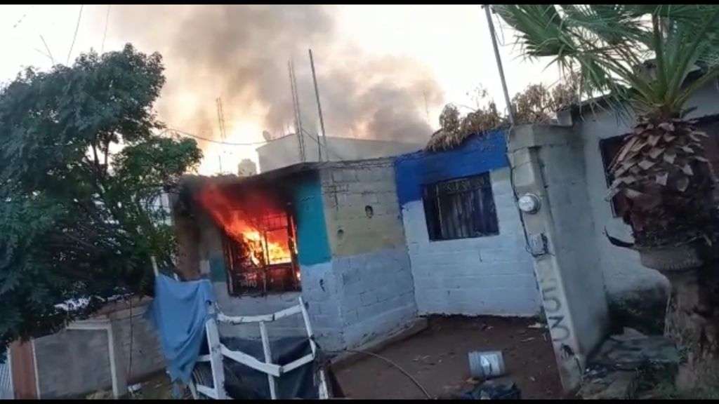 VIDEO: se incendia casa en la colonia san rafael | La Opción de Chihuahua