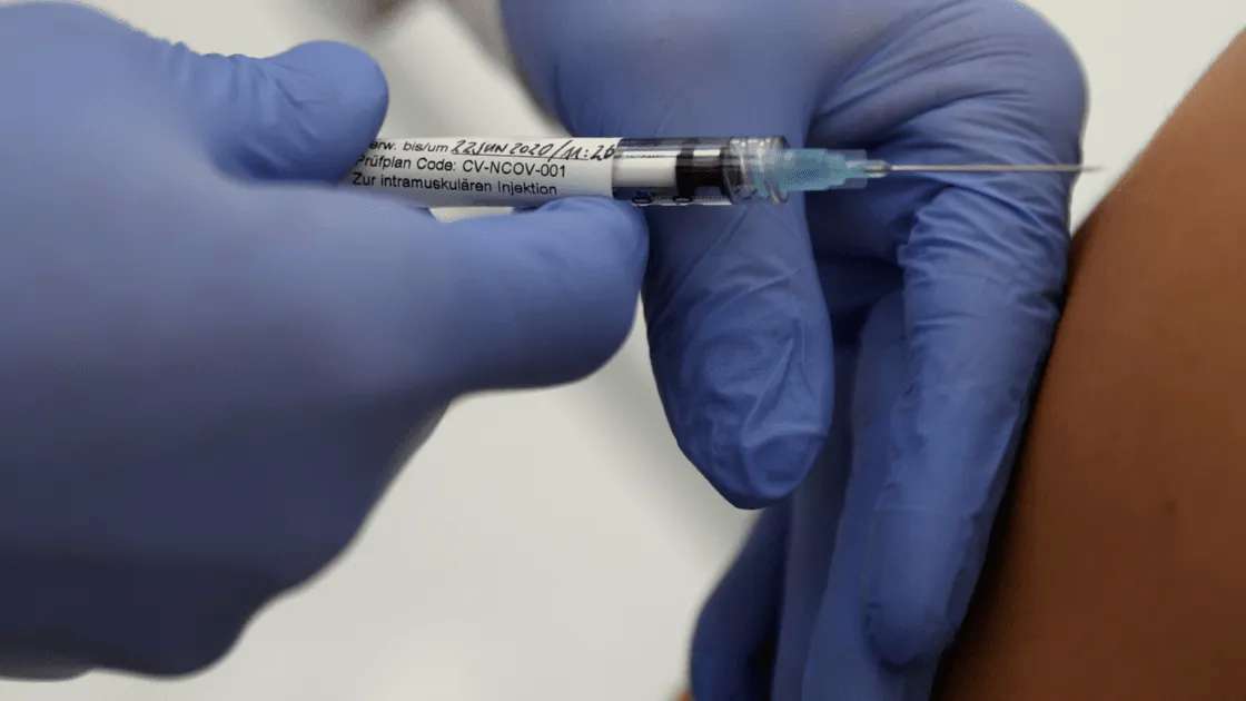 Menores que presenten cuadros graves de covid serán vacunados: gatell