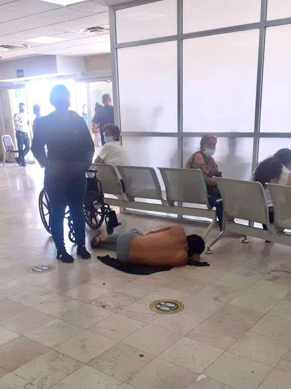 Espera tres horas tirado en urgencias del morelos para ser atendido