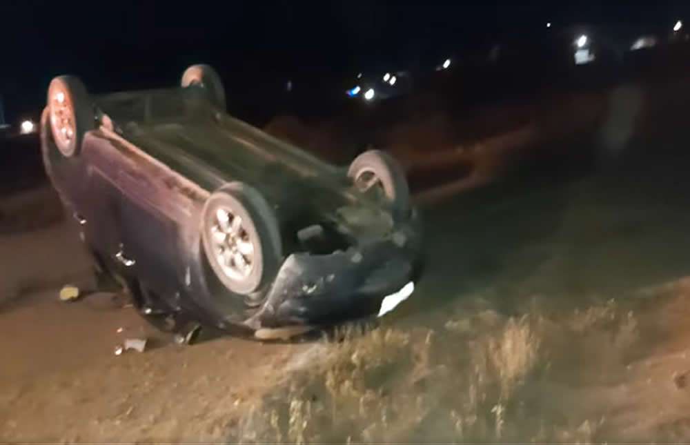 Vuelcan automóvil y se dan a la fuga en camargo