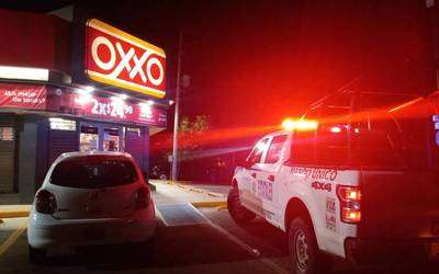 Asalta oxxo con cuchillo y pide botín por transferencia