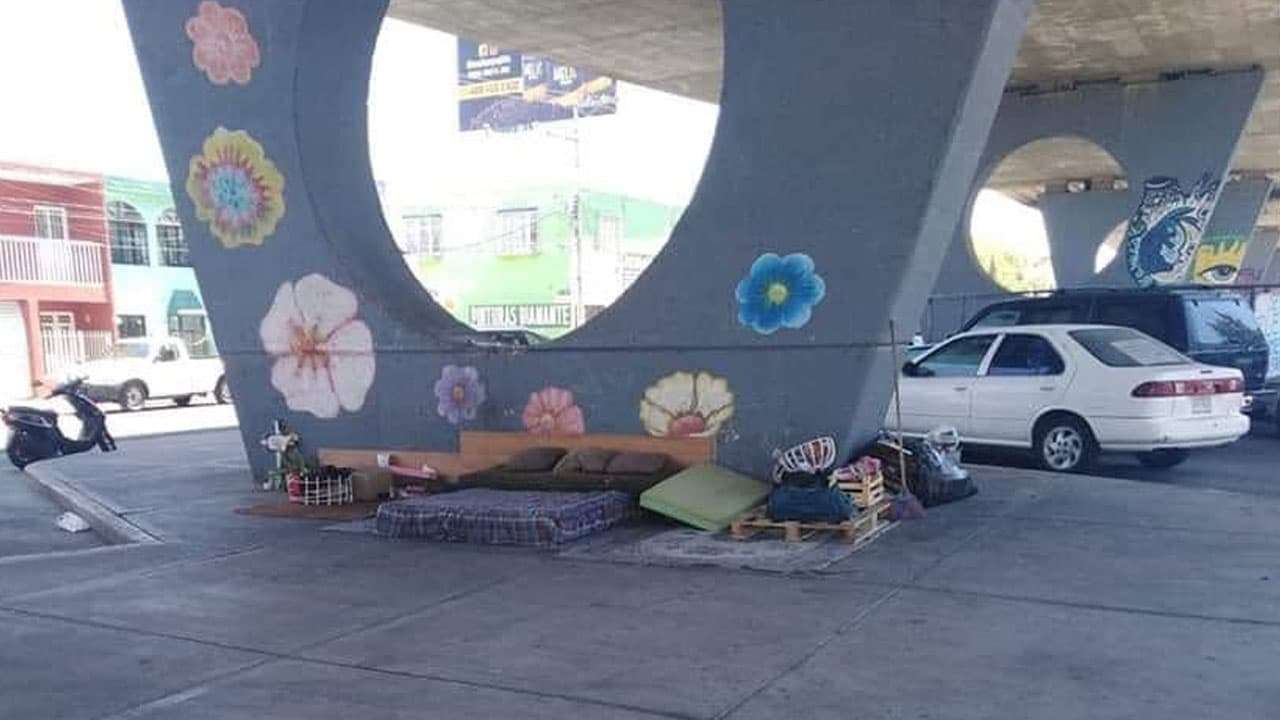 El orden de una persona sin hogar que vive bajo un puente se volvió viral