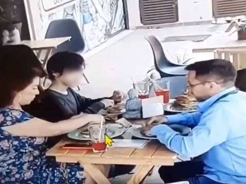 Familia pone pelo en su comida para tener comida gratis