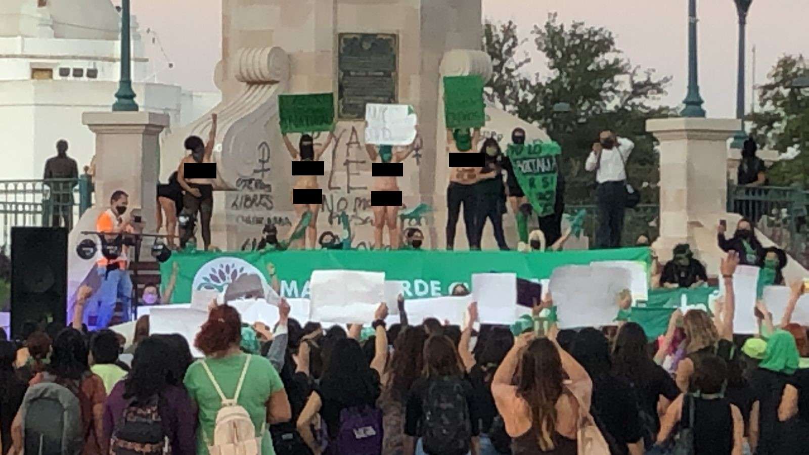 Se desnudan feministas en la plaza del ángel para exigir aborto legal | La  Opción de Chihuahua