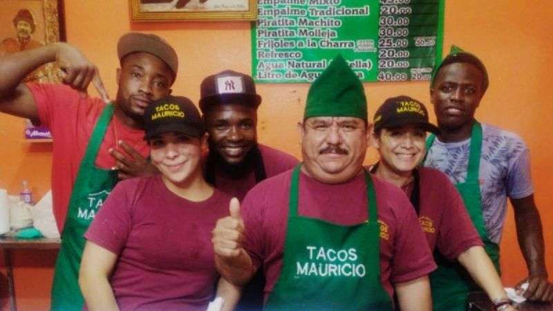 Taquería contrata a migrantes haitianos y lo presume en redes

