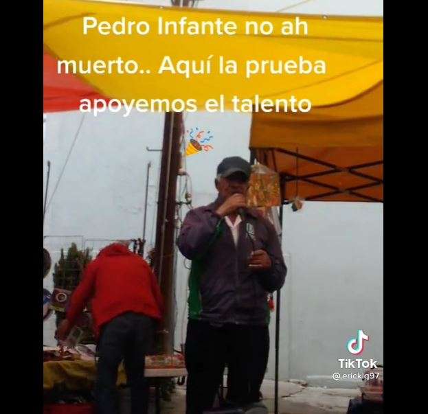 Vídeo: se hace viral abuelito que canta como pedro infante