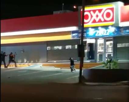 Identifican a asaltantes que tomaron rehenes en oxxo de romanza