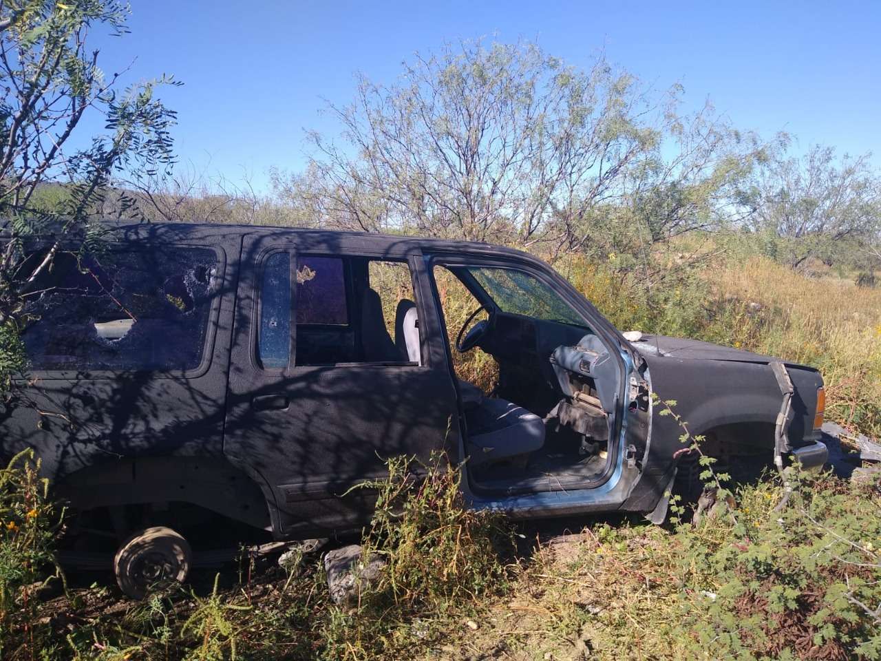 Encuentran desmantelada camioneta robada